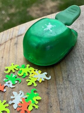 🦎 Kid-Friendly "Whale" Lever Paper Punch – Easy-Press Lizard Shape 🦎